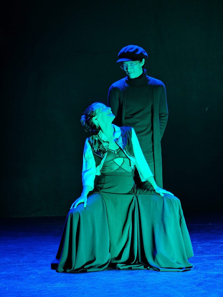 butoh flamenco — Borboleta do Céu e da Terra en escena bajo luz verde, con el músico en el escenario