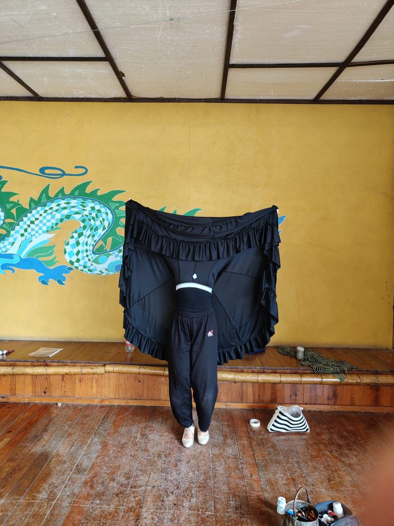 butoh flamenco — Virginia Torres en proceso de trabajo, con la falda en alto cubriéndole el cuerpo